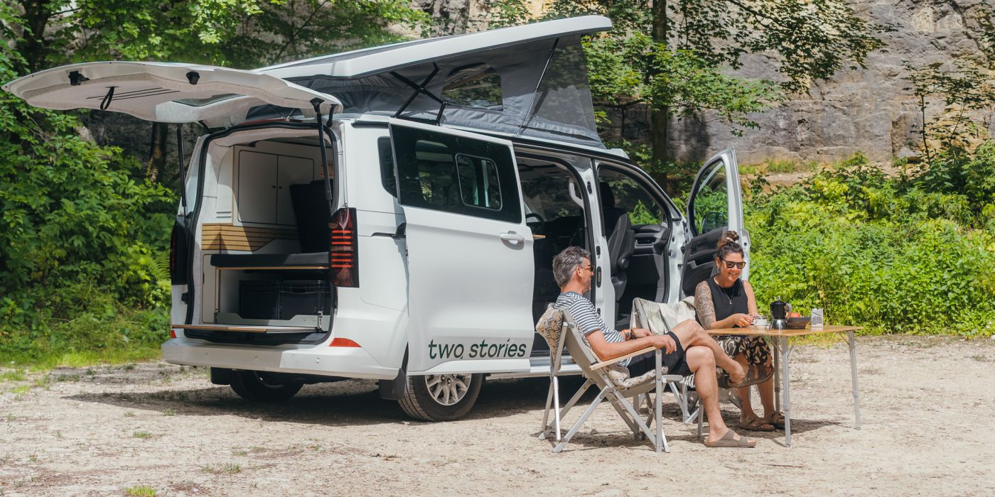 Kompakter Two Stories Camper mit Aufstelldach auf Reisen