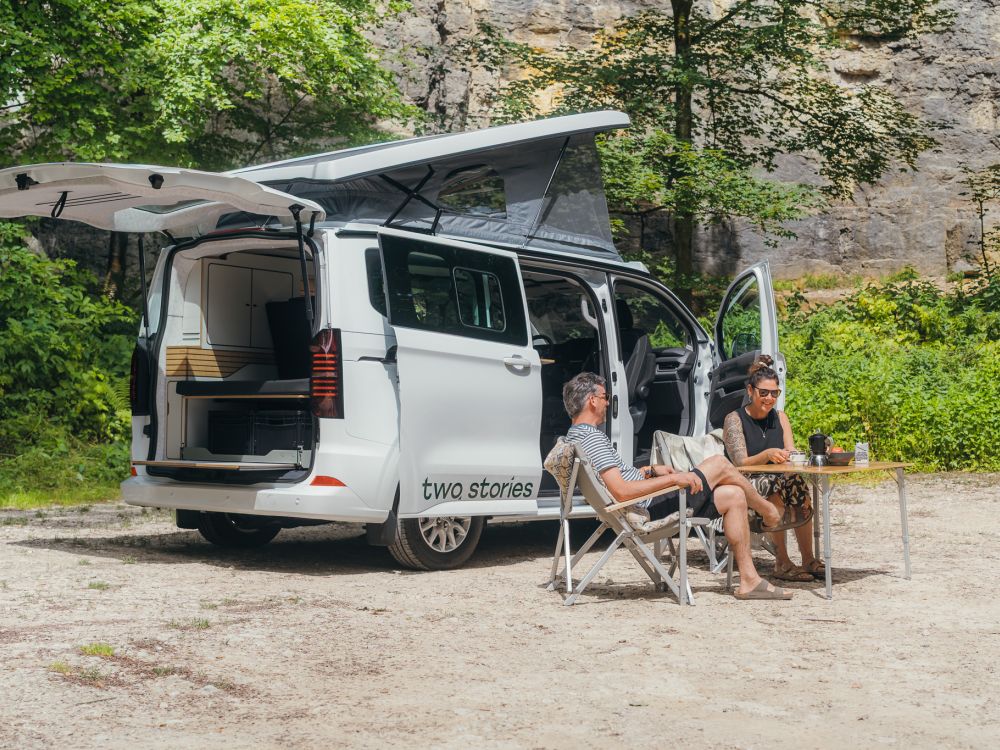 Kompakter Two Stories Camper mit Aufstelldach auf Reisen