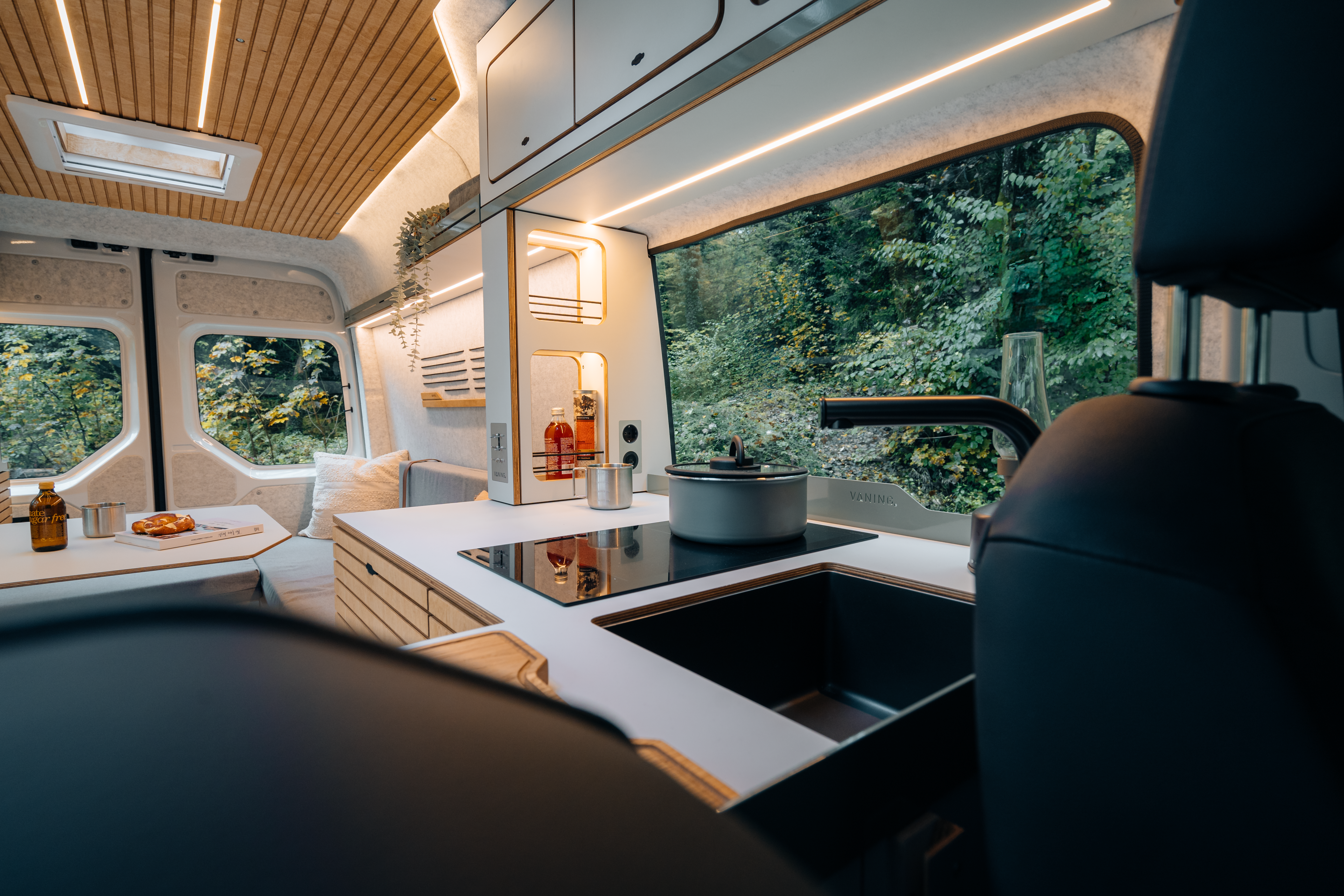 VW Crafter Camper Küche von innen